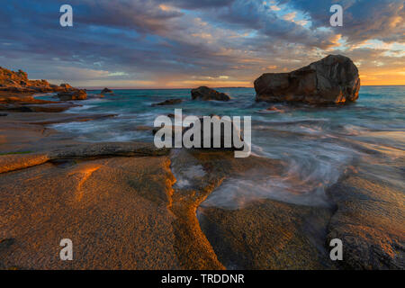 Roches sur Uttakleiv beach dans la lumière du soir, la Norvège, îles Lofoten, Utakleiv Banque D'Images