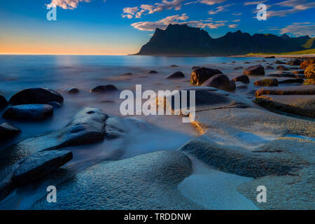 Roches sur Uttakleiv beach dans la lumière du soir, la Norvège, îles Lofoten, Utakleiv Banque D'Images