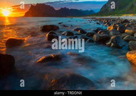 Roches sur Uttakleiv beach dans la lumière du soir, la Norvège, îles Lofoten, Utakleiv Banque D'Images