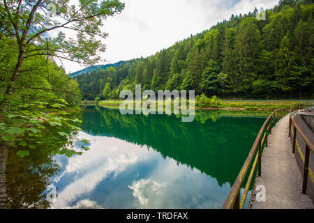 Pont au-dessus de lac de montagne, Allemagne, Bavière, Oberbayern, Haute-Bavière Banque D'Images