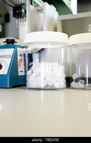 Close up portrait of laboratoire de recherche utilisé avec des tubes à essai dans l'avant-plan Banque D'Images