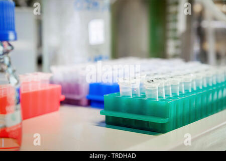 Close up portrait of reseach laboratory avec portoirs pour tubes à essai dans l'avant-plan Banque D'Images