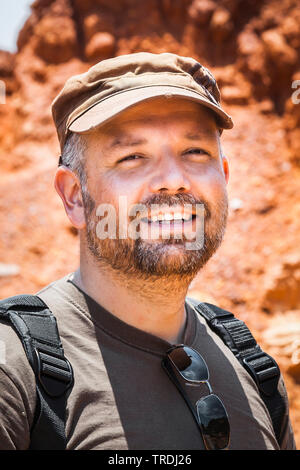 Homme barbu dans le désert Banque D'Images
