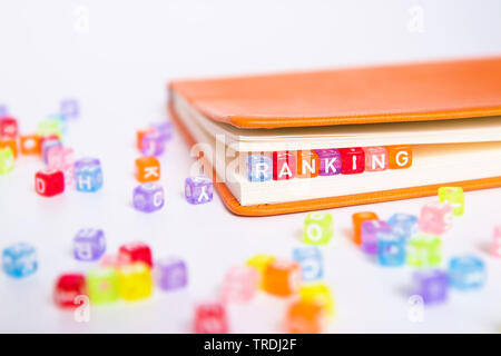 Mot de classement écrit sur cordon coloré Banque D'Images