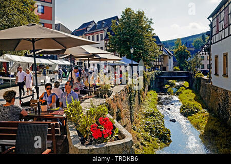 Les touristes dans la vieille ville avec l'Allemagne, la rivière Erft, Rhénanie du Nord-Westphalie, Eifel, Bad Muenstereifel Banque D'Images