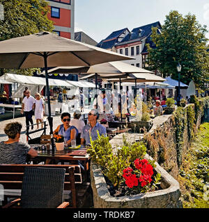 Les touristes dans la vieille ville, l'Allemagne, en Rhénanie du Nord-Westphalie, Eifel, Bad Muenstereifel Banque D'Images