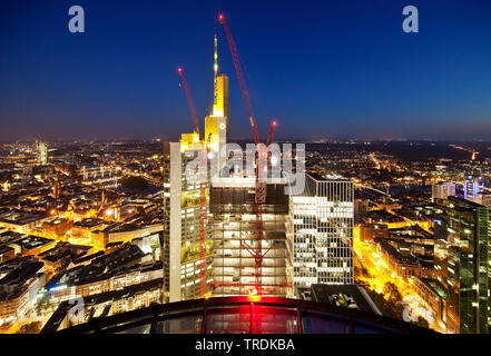 Site de construction dans le quartier financier, à côté de la Commerzbank tower block et Taunus Tower dans la lumière du soir, en Allemagne, en Hesse, Frankfurt am Main Banque D'Images