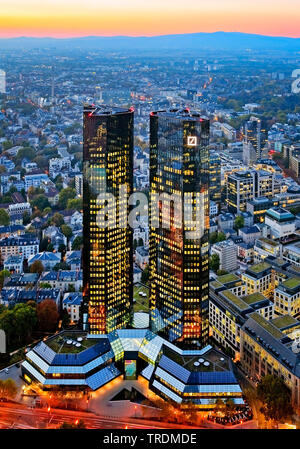 Tours jumelles de la Deutsche Bank en miroir dans le crépuscule, siège de l'inquiétude, l'Allemagne, Hesse, Frankfurt am Main Banque D'Images