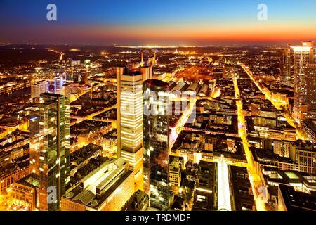 Vue depuis la tour principale de la ville dans la lumière du soir, en Allemagne, en Hesse, Frankfurt am Main Banque D'Images