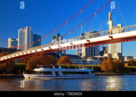 Holbeinsteg pont traversant la rivière principale, du quartier financier en arrière-plan, l'Allemagne, Hesse, Frankfurt am Main Banque D'Images