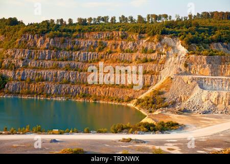 Lake dans une carrière de calcaire de Hoennetal, Allemagne, Rhénanie du Nord-Westphalie, Rhénanie-Palatinat, Balve Banque D'Images