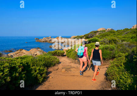 Deux femmes sur un sentier le long de la côte entre Sartène et Bonifacio, France, Corse, Bruzzi Banque D'Images