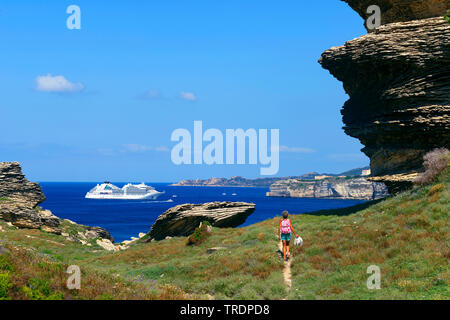 Sentier à la côte rocheuse, un paquebot de croisière en arrière-plan, France, Corse, Bonifacio Banque D'Images