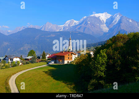 Village de montagne avec le Mont Blanc en arrière-plan, France, Savoie, Combloux Banque D'Images