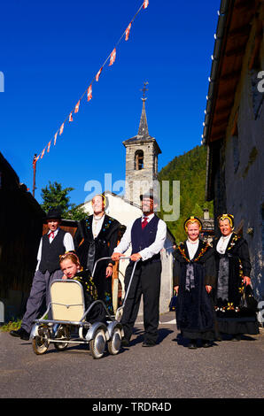 Les villageois en costume traditionnel dans un village de montagne, France, Savoie Banque D'Images