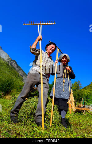 Les agriculteurs traditionnels en bois avec des râteaux tondu mountain meadow, France, Savoie, Sainte-Foy-Tarentaise Banque D'Images