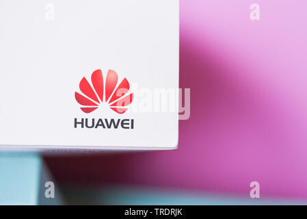 Bangkok, Thaïlande - 28 janvier 2019 : Package fort de nouvelle tablette huawei un pavé mediapad t3 10 pouces/HUAWEI logo sur top Banque D'Images