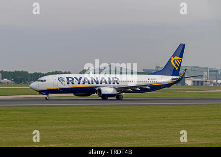 Ryanair Boeing 737-8AS, EI-DYC, la position pour le décollage à l'aéroport de Manchester Banque D'Images