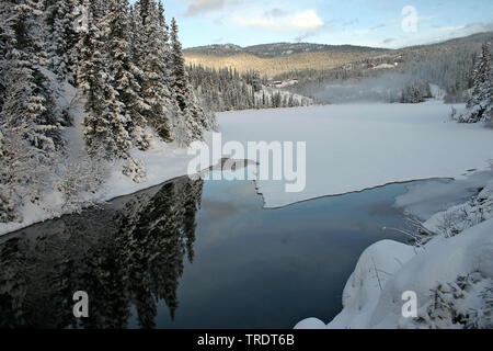 Dans Hedalsfjorden Skammestein, la Norvège, l'hiver Banque D'Images