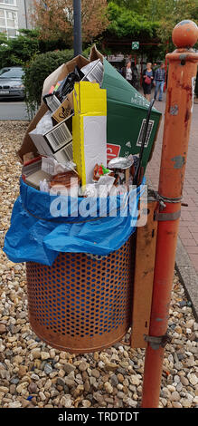 Trop plein corbeille sur un parking, Allemagne Banque D'Images