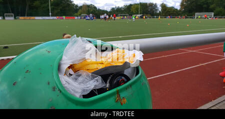 Corbeille pleine de frites sur un terrain de football Banque D'Images