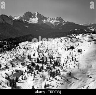 Station de ski sur la montagne Hoher Kranzberg la chaîne de montagnes de Wetterstein, photo aérienne, prises entre 1958 et 1963, l'Allemagne, la Bavière Banque D'Images