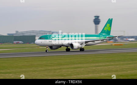 Aer Lingus A320-214, l'IE-DEH, roulant pour lancer à l'aéroport de Manchester Banque D'Images