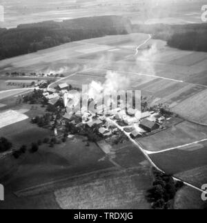 Maison en feu une Kirchbruck à Hürth, photo aérienne de l'année 1960, l'Allemagne, la Bavière Banque D'Images