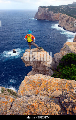 Wanderer debout sur les falaises de Capo Caccia, Italie, Sardaigne, Alghero Banque D'Images