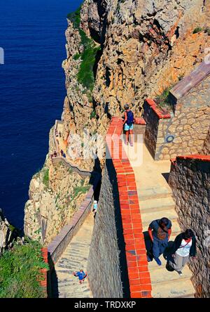 Capo Caccia, escaliers à la falaise côte à Neptune's Grotto, Italie, Sardaigne, Alghero Banque D'Images