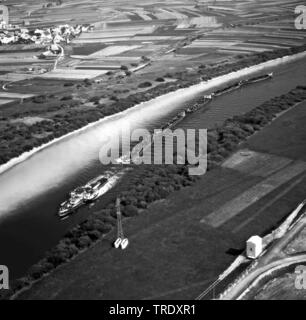 Des cargos sur Danube à l'Est de Regensburg, photo aérienne à partir de 29.09.1961, l'Allemagne, Bavière, Ratisbonne Banque D'Images