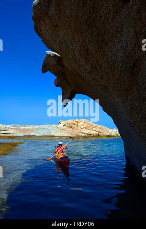 En kayak de mer, près de la côte rocheuse, l'archipel de La Maddalena, Italie, Sardaigne, Olbia Banque D'Images