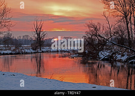 Rivière Amper en hiver dans la lumière du soir, en Allemagne, en Bavière, Oberbayern, Haute-Bavière Banque D'Images