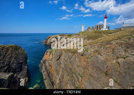 Pointe de St-Mathieu, église gothique la ruine et phare St-Mathieu, France, Bretagne, Brest Banque D'Images