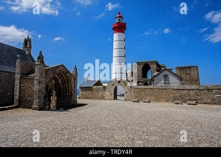 Pointe de St-Mathieu, église gothique la ruine et phare St-Mathieu, France, Bretagne, Brest Banque D'Images