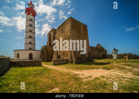 Pointe de St-Mathieu, église gothique la ruine et phare St-Mathieu, France, Bretagne, Brest Banque D'Images