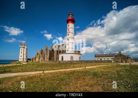 Pointe de St-Mathieu, église gothique la ruine et phare St-Mathieu, France, Bretagne, Brest Banque D'Images