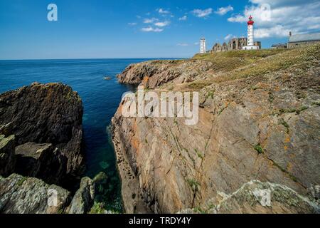 Pointe de St-Mathieu, église gothique la ruine et phare St-Mathieu, France, Bretagne, Brest Banque D'Images