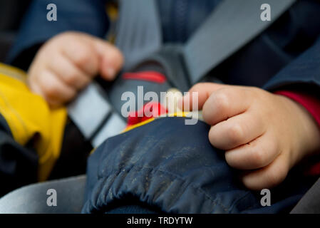 Détail d'un jeune garçon avec sa ceinture de dormir dans sa voiture seat Banque D'Images