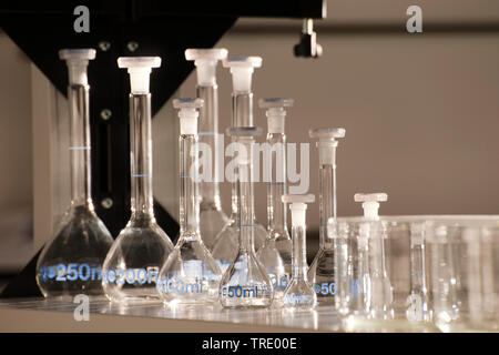 Plusieurs différentes fioles coniques et verres sur un bécher de laboratoire Banque D'Images