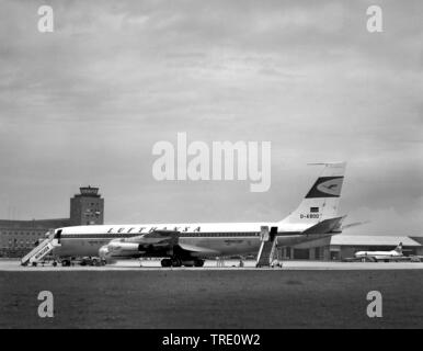 Un Boeing 707 d'Lufthansa Airport Munich Riem, photo aérienne à partir de 25.06.1963, l'Allemagne, Bavaria, Munich Banque D'Images