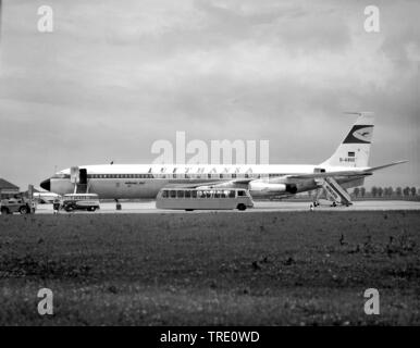 Un Boeing 707 d'Lufthansa Airport Munich Riem, photo aérienne à partir de 25.06.1963, l'Allemagne, Bavaria, Munich Banque D'Images