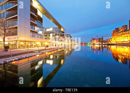 Port intérieur au crépuscule, l'Allemagne, en Rhénanie du Nord-Westphalie, région de la Ruhr, Duisburg Banque D'Images