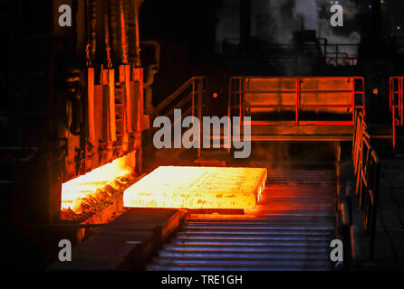 Duisburg, Ruhr, Rhénanie du Nord-Westphalie, Allemagne - ThyssenKrupp Steel Europe, la production d'acier dans une aciérie, ici glowing brames d'acier dans un bain Banque D'Images