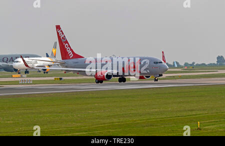 Jet2 Boeing 737-86N, G-GDFS, taxying pour prendre position off à l'aéroport de Manchester Banque D'Images