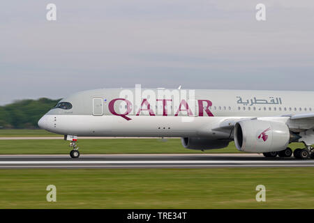 Qatar Airways Airbus A350-941, A7-ALB, qui décolle de l'aéroport de Manchester Banque D'Images