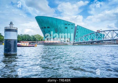 Musée des sciences NEMO à Amsterdam vu du canal du Nord, Pays-Bas, Amsterdam, Pays-Bas Banque D'Images