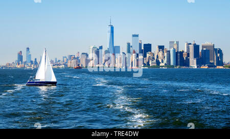 Manhattan vu de la rivière Hudson avec le One World Trade Center à l'horizon, USA, New York City Banque D'Images