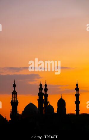 Le Caire au coucher du soleil avec la silhouette de l'Al-Rifai et les mosquées Sultan Hassan, l'Égypte, Cairo Banque D'Images