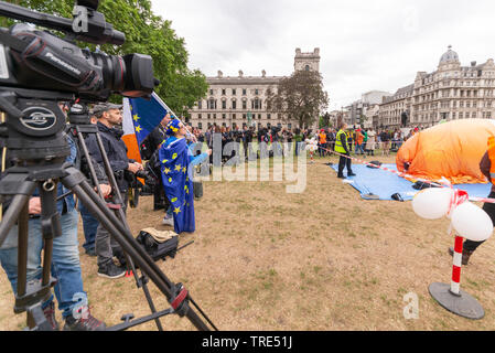 Les protestataires gonfler un immense ballon dirigeable effigie Donald Trump à l'extérieur du Parlement pour manifester contre la visite d'État du président américain qui est en cours à Londres, au Royaume-Uni. Les manifestants sont la planification d'une grande manifestation dans l'espoir de perturber les plans du Président. Les membres des médias se sont réunis autour d'attente pour elle de voler Banque D'Images